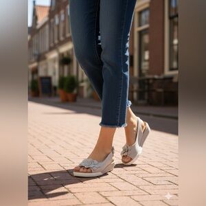 SIZE 6 NEW IN BOX JBU by Jambu Women's Rosetta Wedge Sandal in Pewter